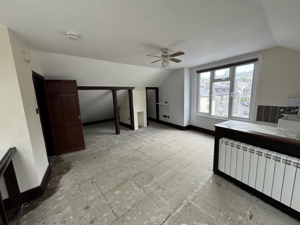 Lot: 86 - THREE LEASEHOLD STUDIO FLATS IN TOWN CENTRE - View of the flat on the second floor